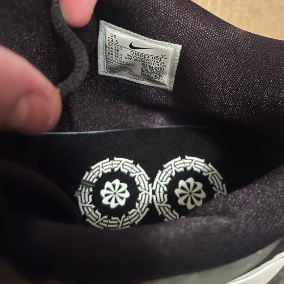 Men’s NIKE  sz13.5  Kyrie 8 Sneakers - Picture 4 of 5